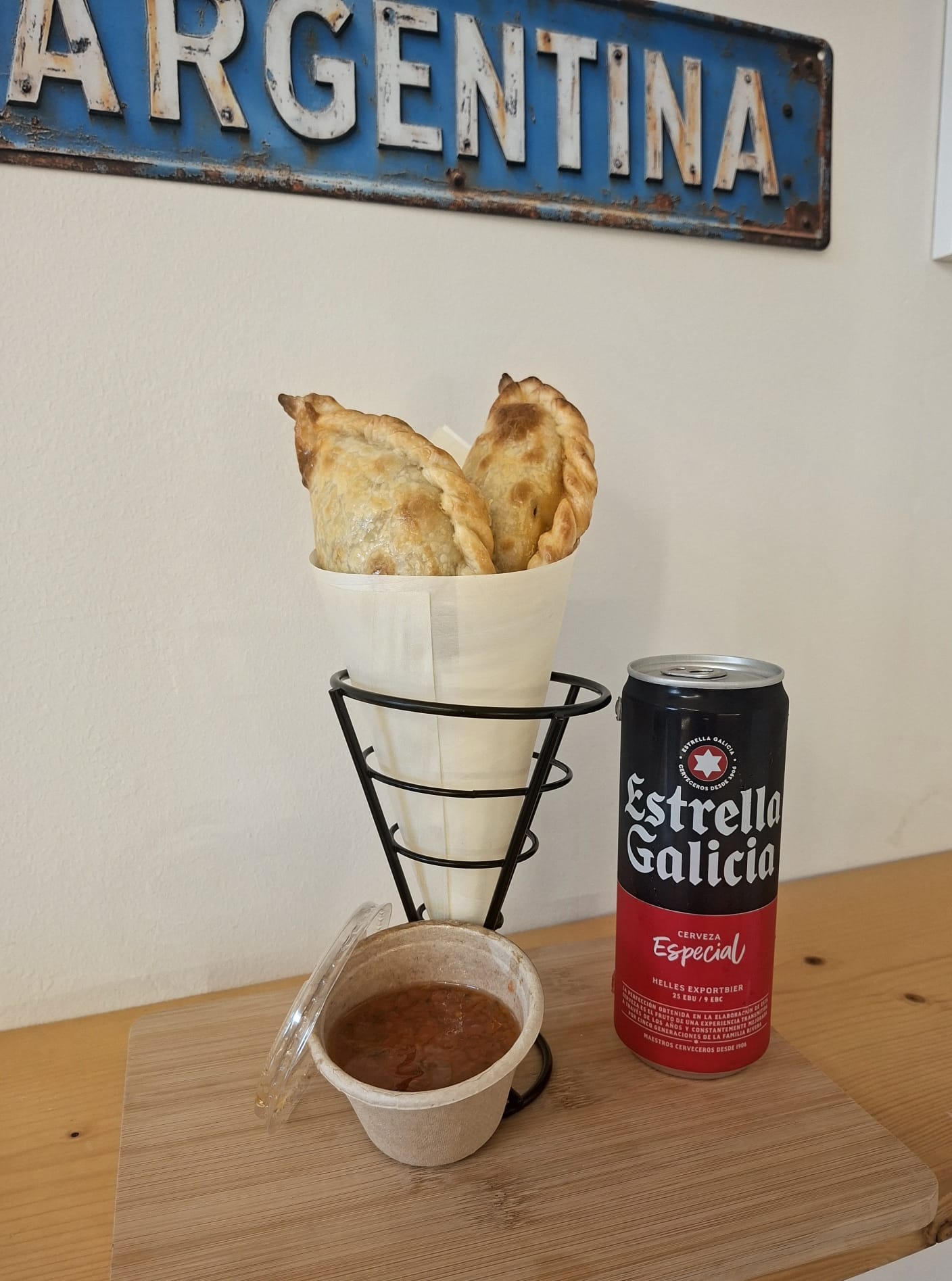 2 Empanadas de Ternera con salsa Yasgua