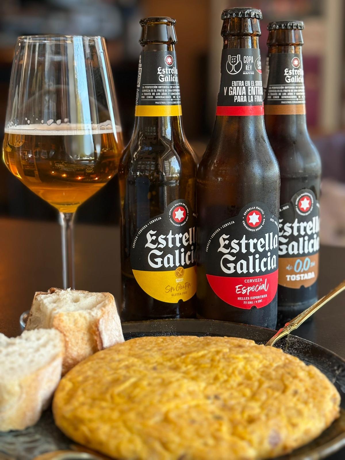 Tortilla con chicharrones y queso del país con pan gallego