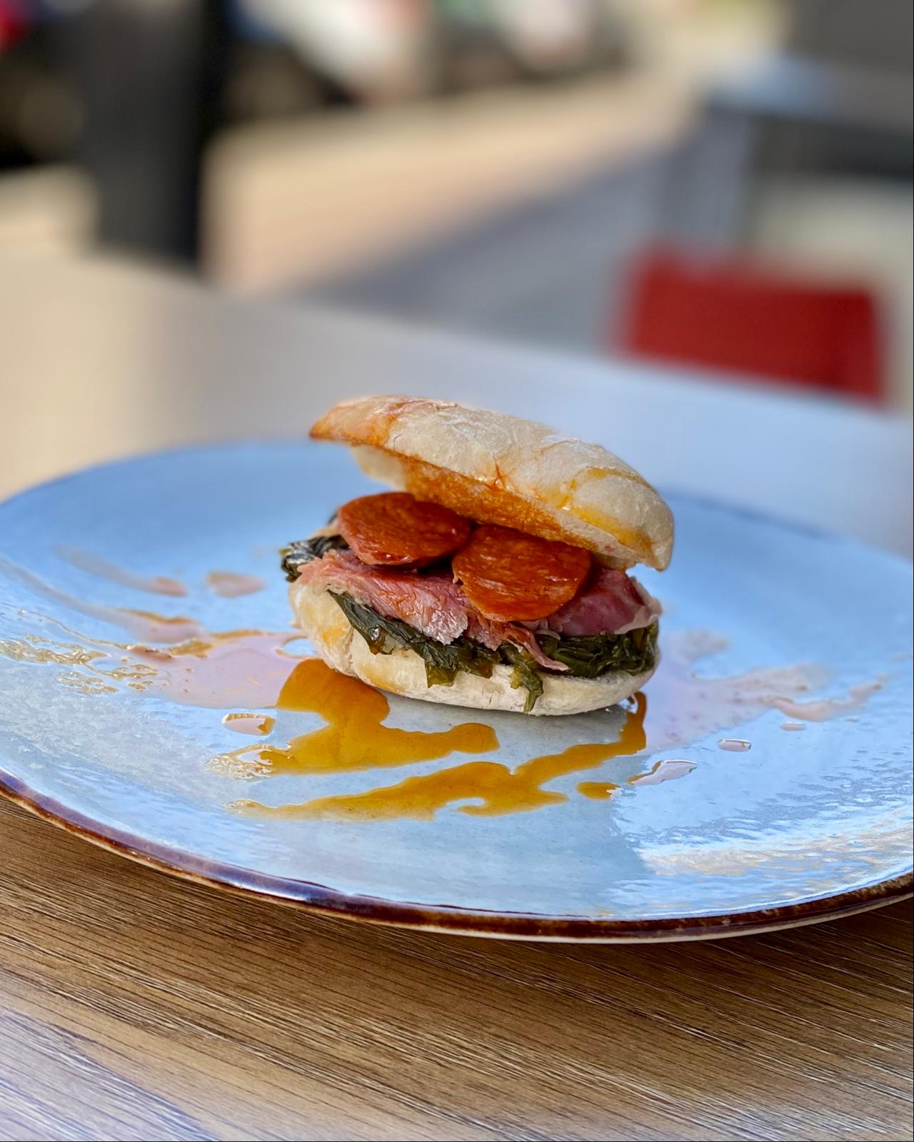 Mini hamburguesa de lacón con grelos y chorizo